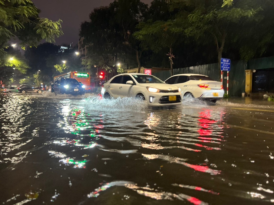 Ngập ở khu vực ngã tư Phan Bội Châu-Lý Thường Kiệt, quận Hoàn Kiếm. (Ảnh: Phạm Kiên/TTXVN)