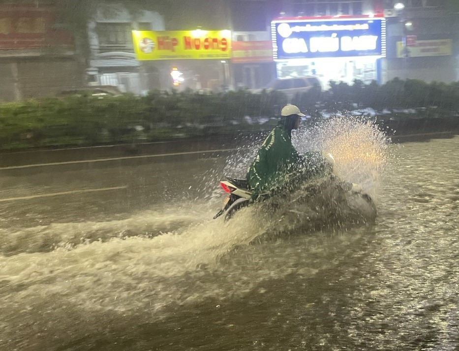 Ngập trên đường Nguyễn Văn Cừ, quận Long Biên. (Ảnh: An Đăng/TTXVN)