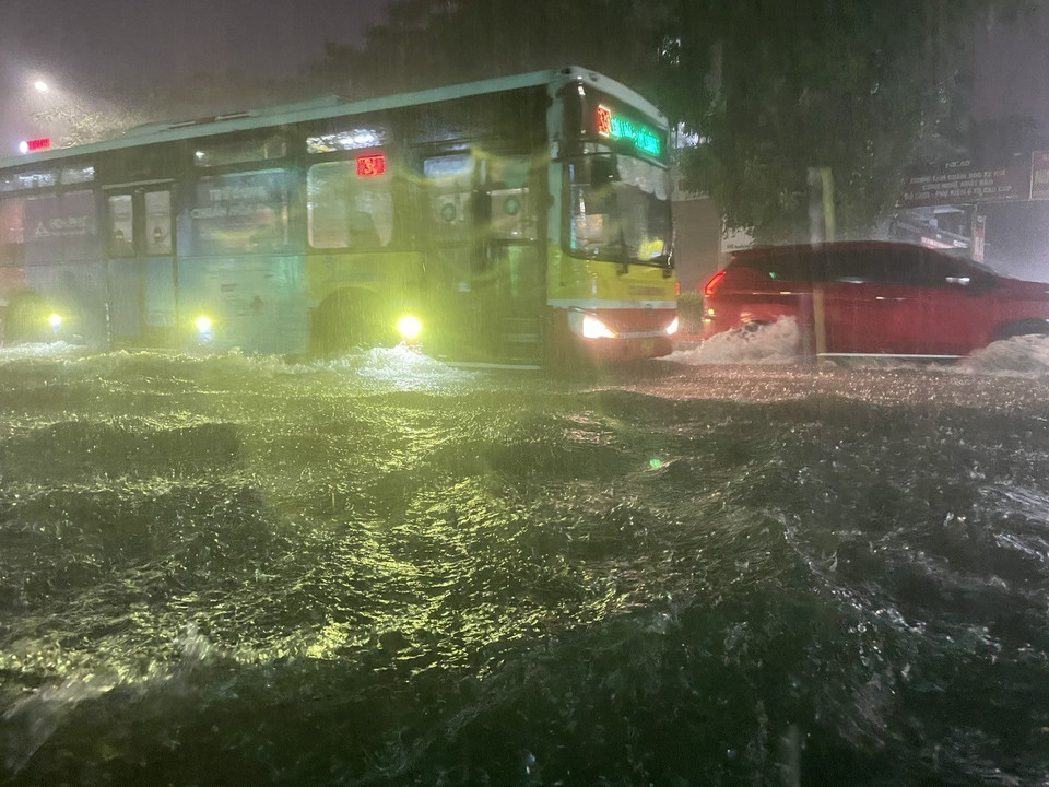 Ngập trên đường Nguyễn Văn Cừ, quận Long Biên. (Ảnh: An Đăng/TTXVN)