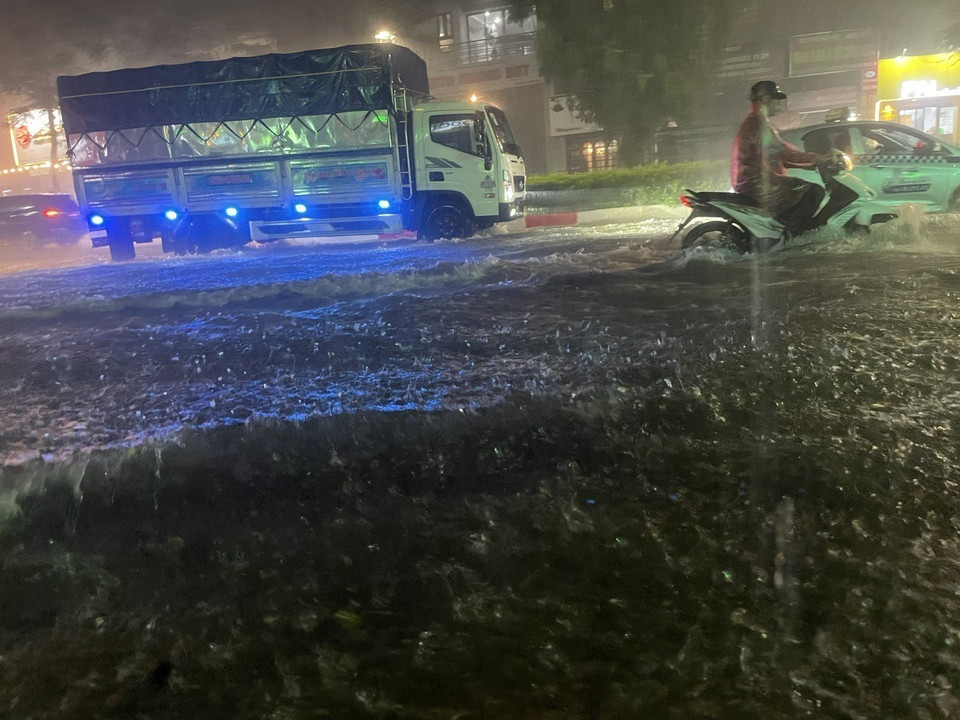 Ngập trên đường Nguyễn Văn Cừ, quận Long Biên. (Ảnh: An Đăng/TTXVN)