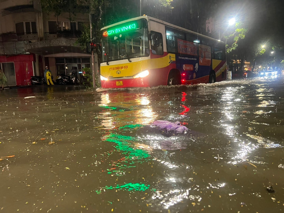 Ngập ở khu vực ngã tư Phan Bội Châu-Lý Thường Kiệt, quận Hoàn Kiếm. (Ảnh: Phạm Kiên/TTXVN)