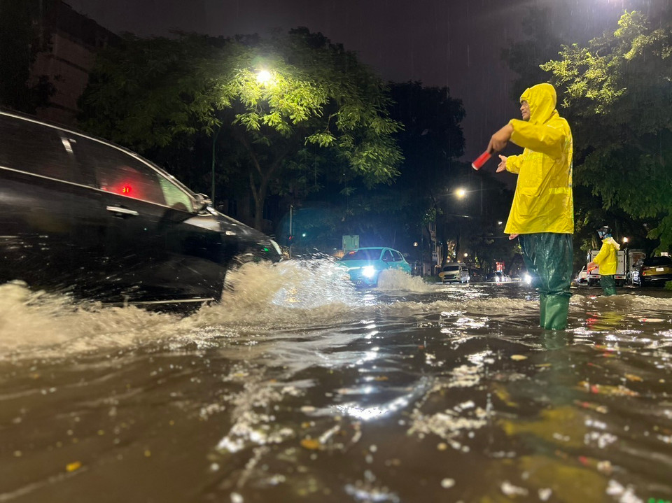 Ngập ở khu vực ngã tư Phan Bội Châu-Lý Thường Kiệt, quận Hoàn Kiếm. (Ảnh: Phạm Kiên/TTXVN)