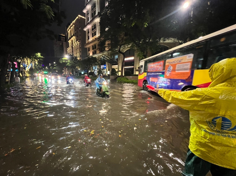 Ngập ở khu vực ngã tư Phan Bội Châu-Lý Thường Kiệt, quận Hoàn Kiếm. (Ảnh: Phạm Kiên/TTXVN)