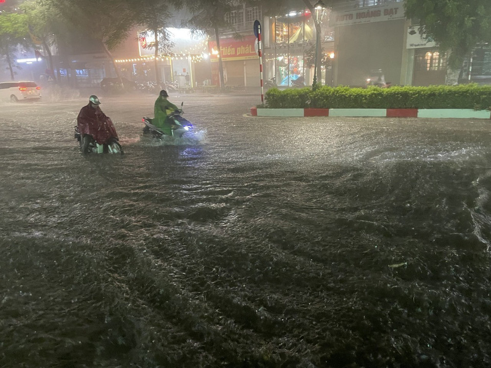 Ngập trên đường Nguyễn Văn Cừ, quận Long Biên. (Ảnh: An Đăng/TTXVN)