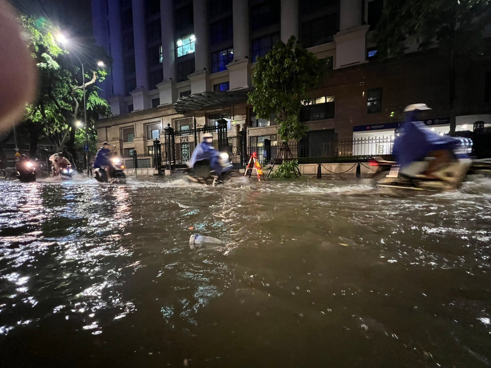 Ngập trên phố Tông Đản, quận Hoàn Kiếm. (Ảnh: Phạm Kiên/TTXVN)