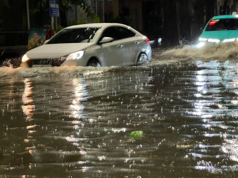 Ngập ở khu vực ngã tư Phan Bội Châu - Lý Thường Kiệt, quận Hoàn Kiếm. (Ảnh: Phạm Kiên/TTXVN)