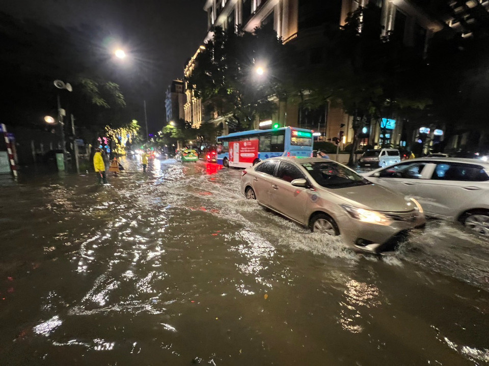 Ngập ở khu vực ngã tư Phan Bội Châu-Lý Thường Kiệt, quận Hoàn Kiếm. (Ảnh: Phạm Kiên/TTXVN)