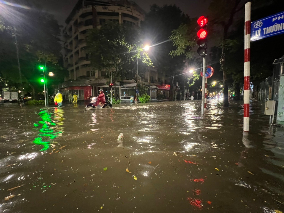 Ngập ở khu vực ngã tư Phan Bội Châu-Lý Thường Kiệt, quận Hoàn Kiếm. (Ảnh: Phạm Kiên/TTXVN)