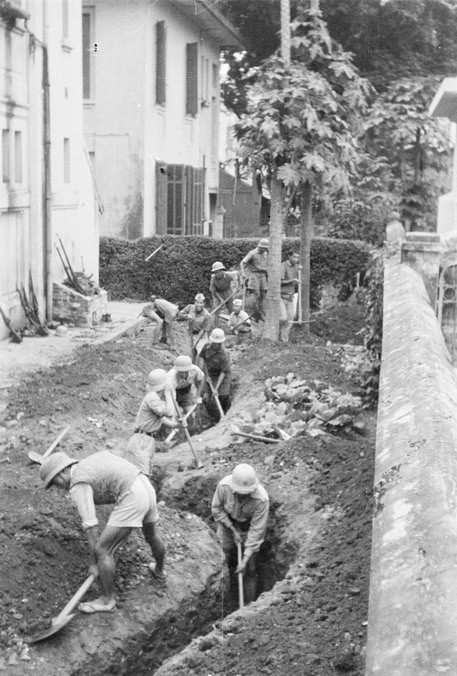 Quân và dân Hà Nội đào giao thông hào ngay trong Bắc Bộ phủ trong những ngày đầu kháng chiến. (Ảnh: TTXVN)