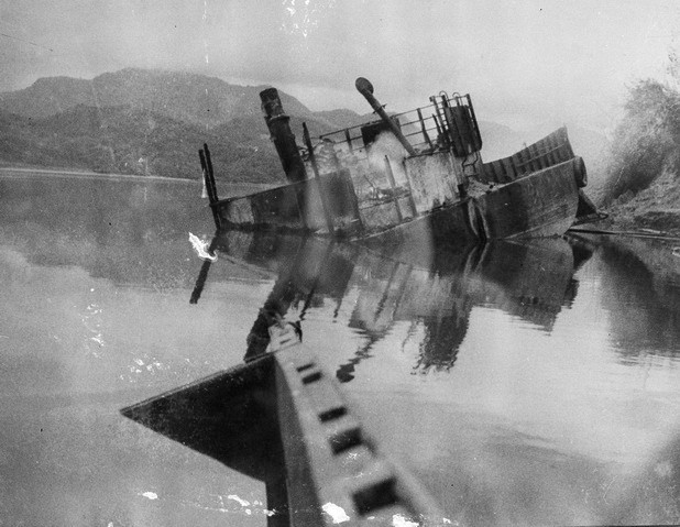 Tàu chiến của thực dân Pháp bị quân và dân ta đánh đắm trên sông Lô trong chiến dịch Việt Bắc Thu-Đông 1947. (Ảnh: TTXVN)