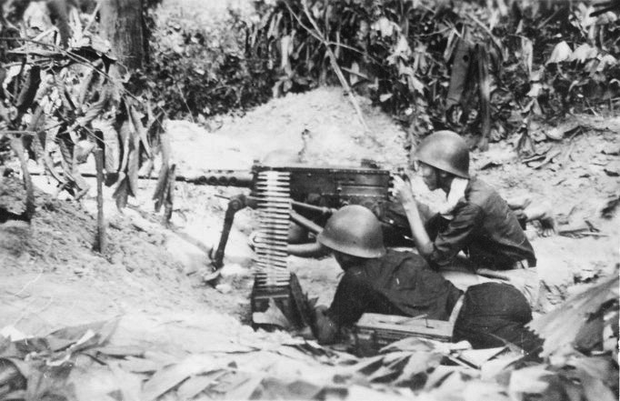 Các chiến sỹ Thủ đô sẵn sàng chiến đấu bảo vệ từng tấc đất, từng căn nhà. (Ảnh: TTXVN)