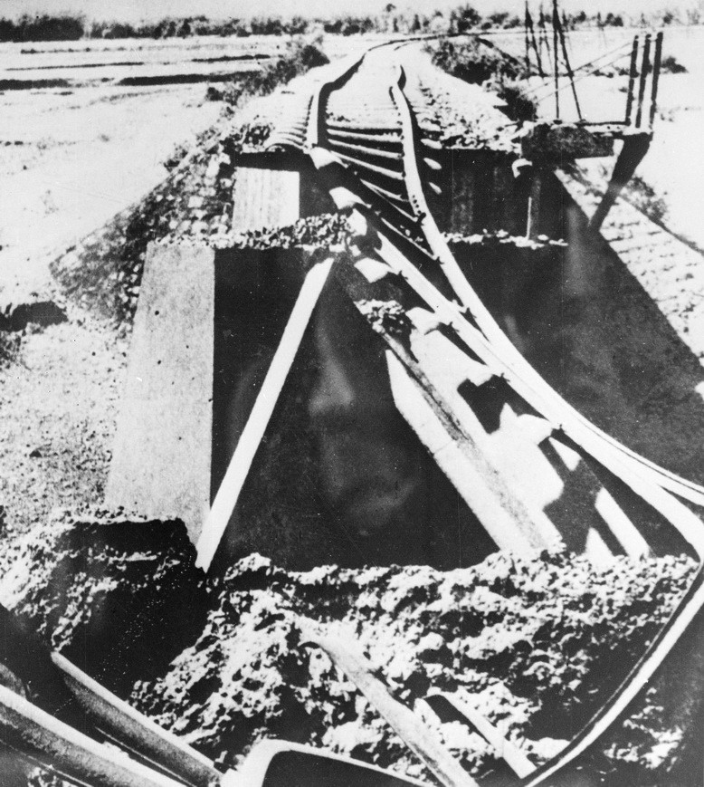 Đoàn tàu quân sự của thực dân Pháp bị bộ đội và du kích đánh hỏng trên đường số 5 (Hà Nội - Hải Phòng). (Ảnh: TTXVN)