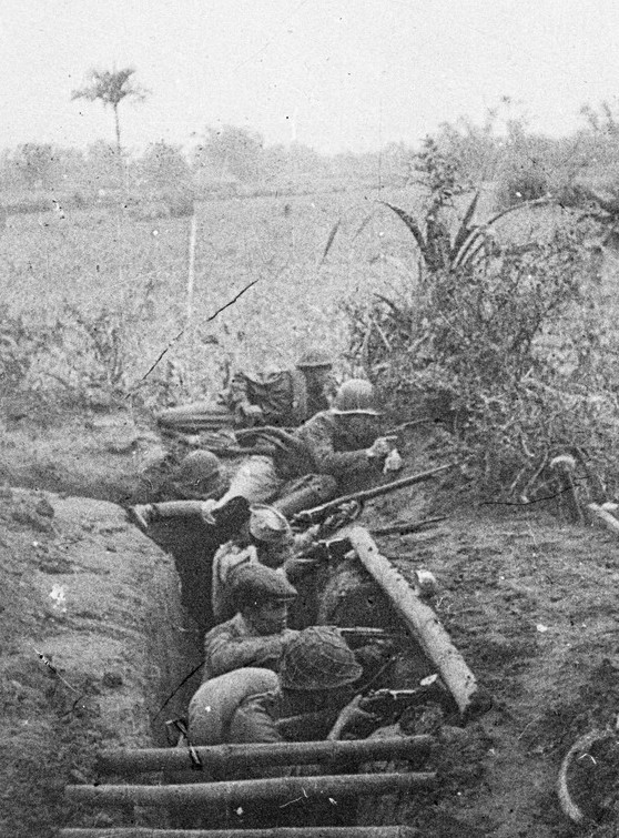 Quân và dân Thủ đô đào công sự sẵn sàng chiến đấu. (Ảnh: TTXVN)