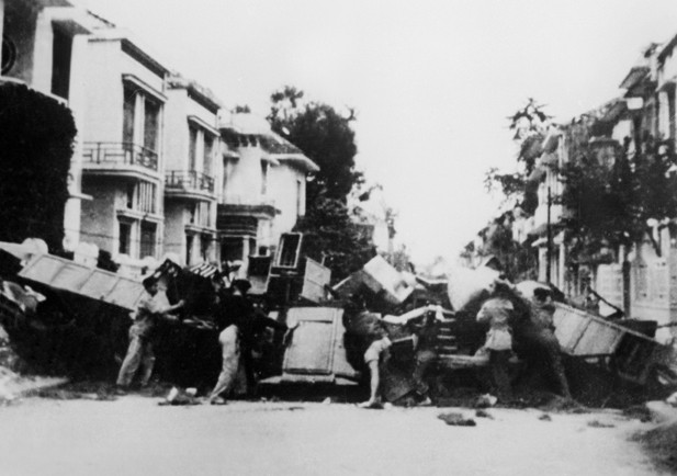 Nhân dân Hà Nội dựng chiến luỹ chống giặc Pháp. (Ảnh: TTXVN)