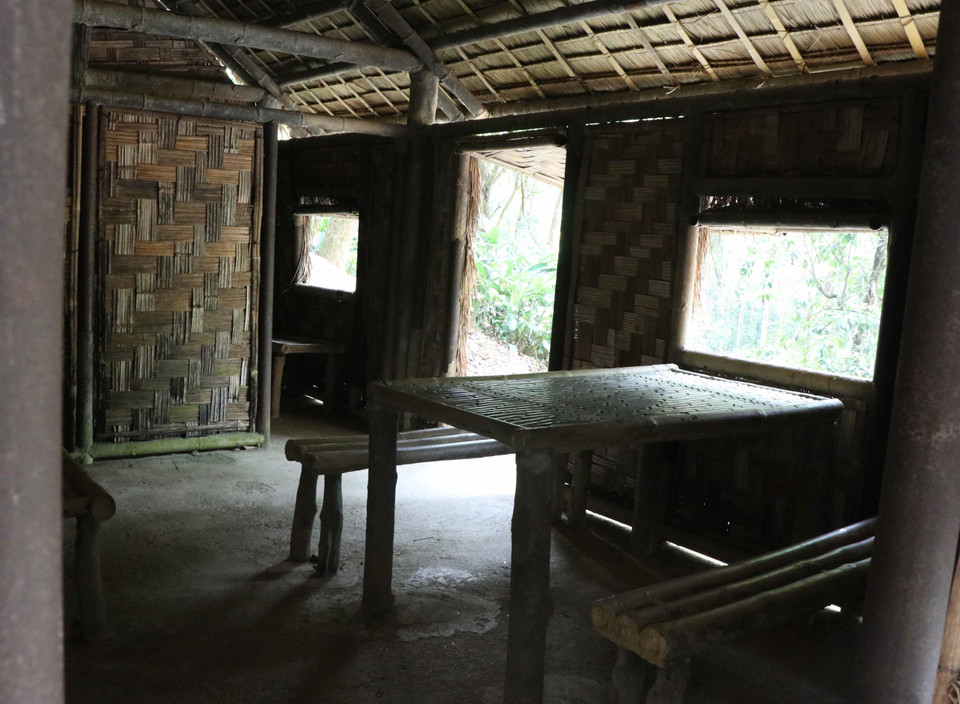 Lán ở và làm việc của Đại tướng Tổng tư lệnh Võ Nguyên Giáp có diện tích gần 20m2, gồm 2 gian, được làm bằng vật liệu khai thác tại chỗ, bên ngoài liếp nứa được che thêm những tấm cỏ tranh để tránh gió lùa và giấu bớt ánh sáng về đêm. (Ảnh: Xuân Tiến/TTXVN)