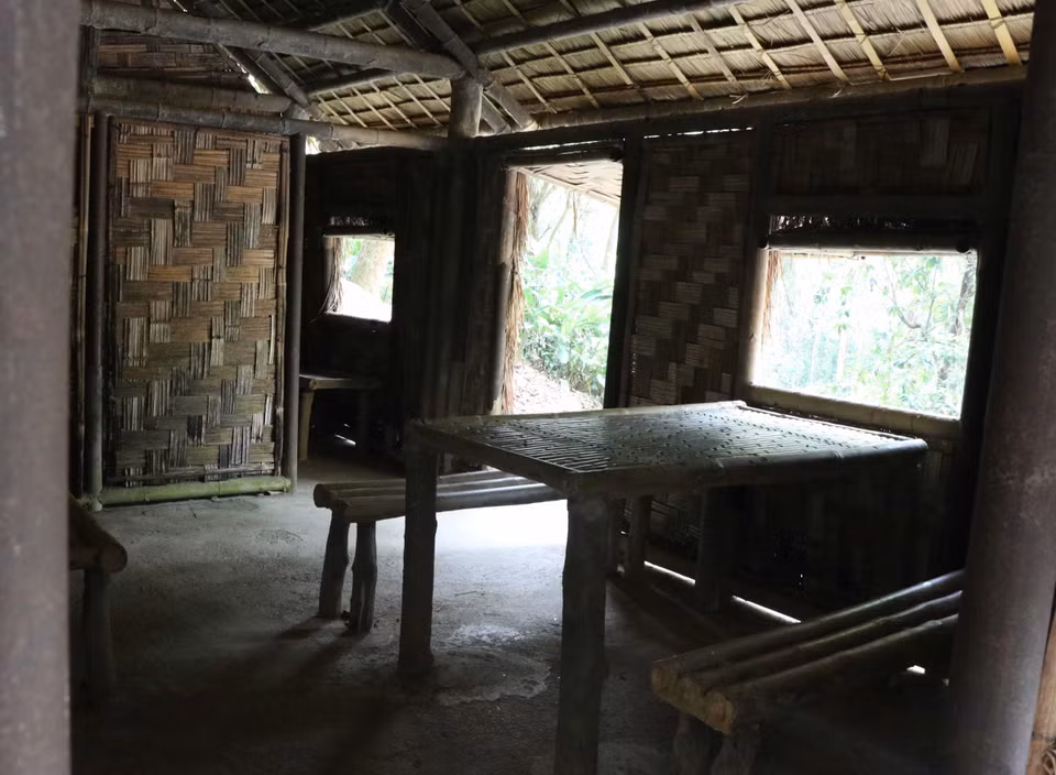 Lán ở và làm việc của Đại tướng Tổng tư lệnh Võ Nguyên Giáp có diện tích gần 20m2, gồm 2 gian, được làm bằng vật liệu khai thác tại chỗ, bên ngoài liếp nứa được che thêm những tấm cỏ tranh để tránh gió lùa và giấu bớt ánh sáng về đêm. (Ảnh: Xuân Tiến/TTXVN)