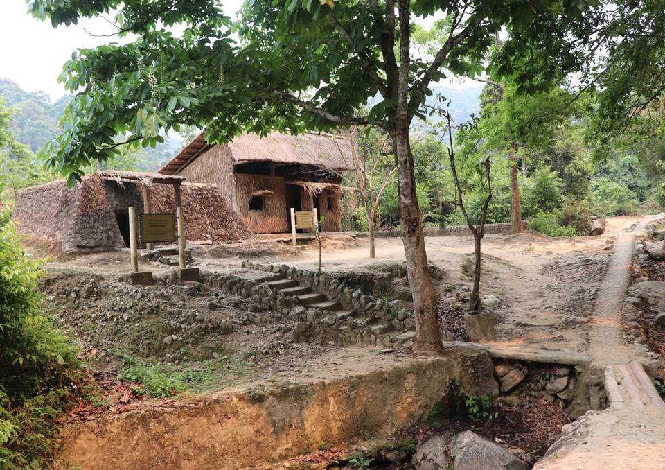 Lán ở, làm việc và hầm của Trưởng Ban Thông tin Chiến dịch Hoàng Đạo Thúy. (Ảnh: Xuân Tiến/TTXVN)