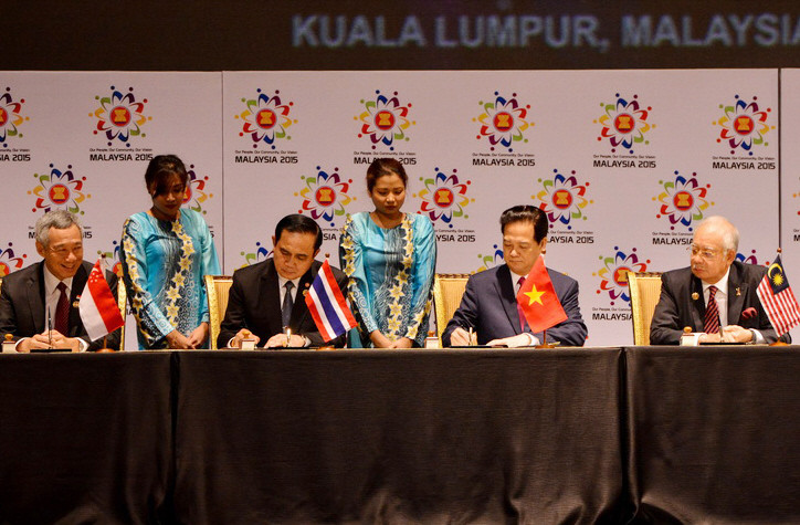 Thủ tướng Nguyễn Tấn Dũng cùng các nhà lãnh đạo ASEAN ký Tuyên bố Kuala Lumpur 2015 về việc thành lập Cộng đồng ASEAN 2015, tầm nhìn 2025 (ngày 22/11/2015). (Ảnh: Tư liệu TTXVN)