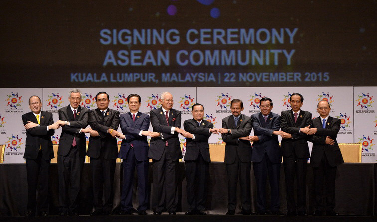 Thủ tướng Nguyễn Tấn Dũng cùng các nhà lãnh đạo ASEAN tại Lễ ký Tuyên bố Kuala Lumpur năm 2015 về Thành lập Cộng đồng ASEAN và Tầm nhìn Cộng đồng ASEAN đến năm 2025 (22/11/2015). (Ảnh: Tư liệu TTXVN)