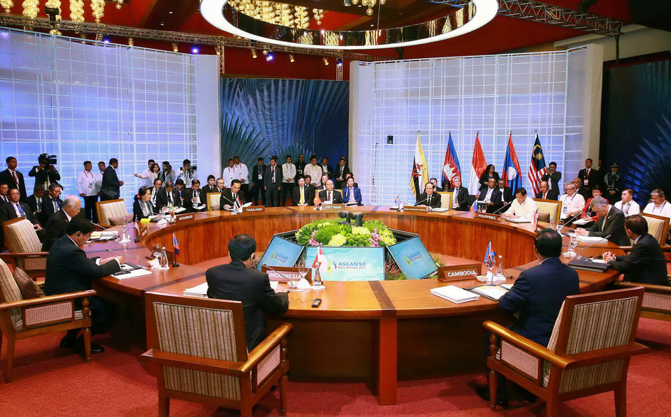 Thủ tướng Nguyễn Xuân Phúc dự phiên họp toàn thể Hội nghị Cấp cao ASEAN lần thứ 30 tại thủ đô Manila (Philippines) sáng 29/4/2017. (Ảnh: Thống Nhất/TTXVN)