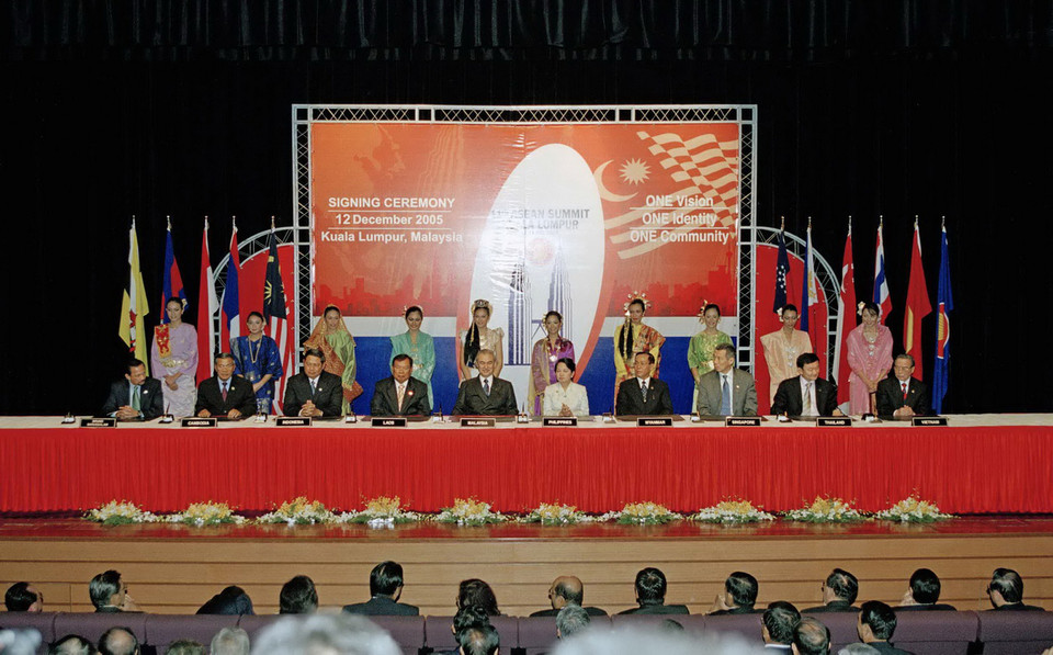 Lãnh đạo cấp cao các nước ASEAN tham dự Lễ ký Tuyên bố Kuala Lumpur về xây dựng Hiến chương ASEAN, ngày 12/12/2005, tại Thủ đô Kuala Lumpur, Malaysia. (Ảnh: Tư liệu TTXVN)