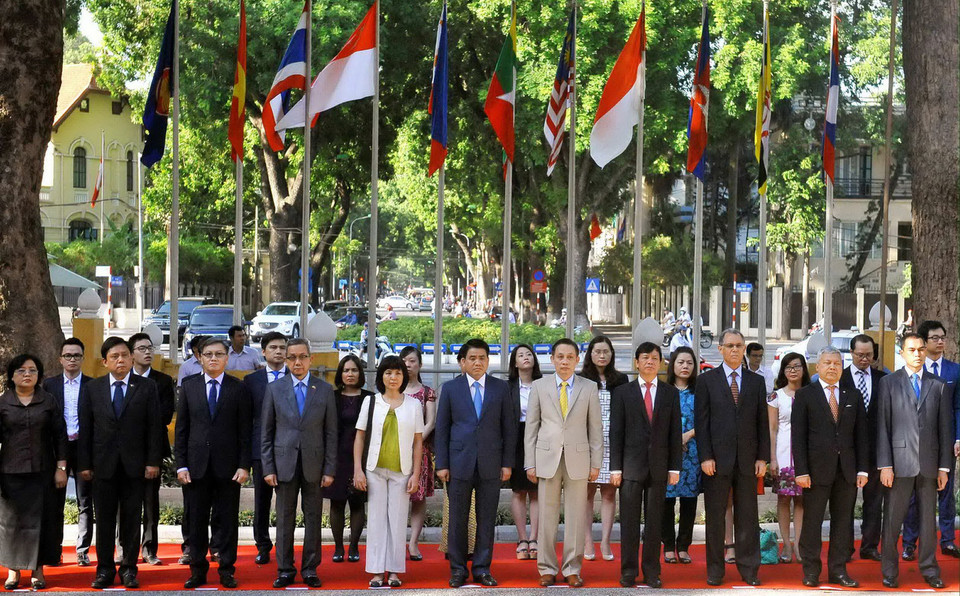 Các đại biểu dự Lễ thượng cờ ASEAN tại Trụ sở Bộ Ngoại giao Việt Nam (Hà Nội), sáng 8/8/2016, nhân kỷ niệm 49 năm Ngày thành lập ASEAN (8/8/1967-8/8/2016). (Ảnh: Nguyễn Khang/TTXVN)