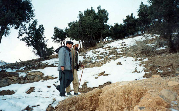 Bin Laden đã dẫn nhà báo độc lập người Arab Atwan đi tham quan Tora Bora trong một chuyến leo núi kéo dài 2 tiếng. “Ông ta yêu thiên nhiên ở đó. Ông ta yêu những ngọn núi. Họ đang cố gắng xây dựng một cộng đồng riêng, tự trồng trọt lương thực thực phẩm,” Atwan kể lại. Al-Suri đã bị bắt tại Pakistan vào năm 2005 và bị đưa tới nhà tù ở Syria.