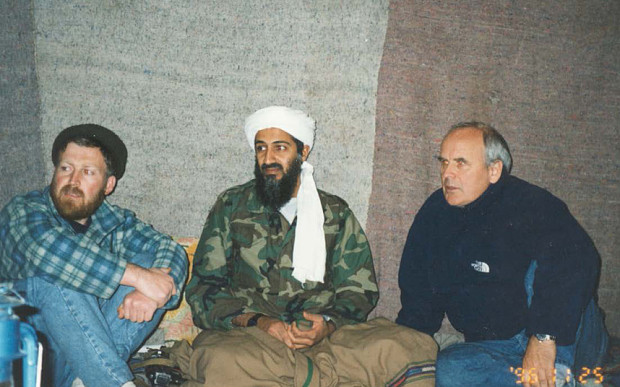 Từ trái sang, trong hang của bin Laden, lần lượt là al-Suri, bin Laden và nhà làm phim tài liệu người Anh Gwynne Roberts.