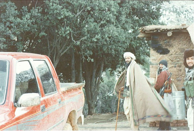 Vào tháng 5/1996, bin Laden chuyển tới thành phố Jalalabad, phía đông Afghanistan. Để tới được khu căn cứ trên núi Tora Bora, phải đi một đoạn đường mòn dài do bin Laden xây dựng nên.