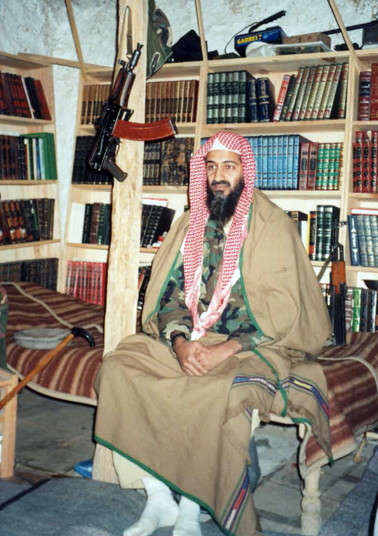 Bin Laden ngồi trước một giá sách trong nơi trú ẩn ở Tora Bora. Ba người vợ của ông ta cùng hơn chục người con đã phải sống trong cảnh thiếu thốn. Một chiếc lò đốt củi là lò sưởi duy nhất tại khu ẩn náu.