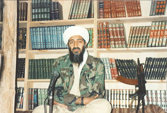 Bin Laden trong nơi ẩn náu của mình tại Tora Bora, đang chuẩn bị ghi hình một đoạn băng.