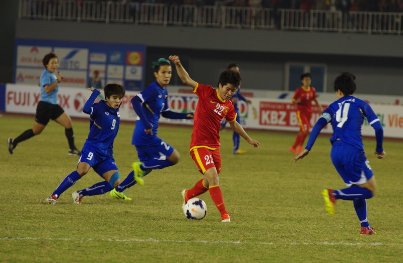 Cầu thủ Việt Nam đột phá qua hàng cầu thủ đối phương. (Ảnh: Cao Mạnh Tuấn/TTXVN)