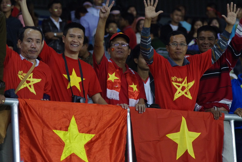 Các cổ động viên Việt Nam cổ vũ đội nhà. (Ảnh: Cao Mạnh Tuấn/TTXVN)