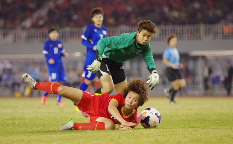 Pha bỏ lỡ cơ hội của Nguyễn Thị Minh Nguyệt khi đối mặt với thủ môn Thái Lan Waraporn Boonsing ở phút 50. (Ảnh: Cao Mạnh Tuấn/TTXVN)