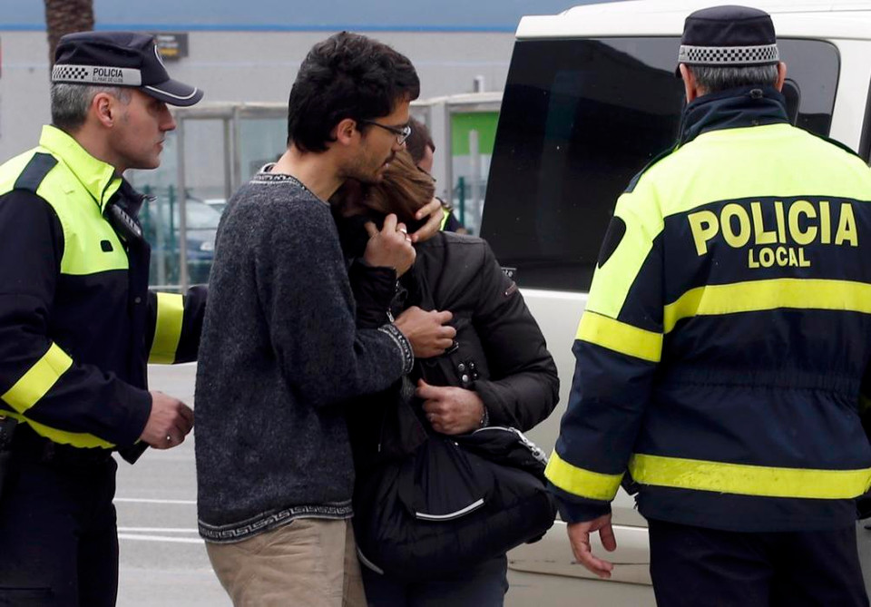 Thân nhân hành khách trên chuyến bay gặp nạn đau đớn khi nghe tin dữ. (Nguồn: AFP)