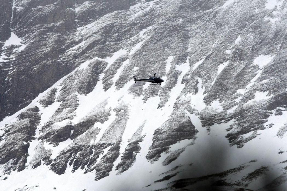 Trực thăng cứu hộ bay trên khu vực máy bay rơi. (Nguồn: AP)