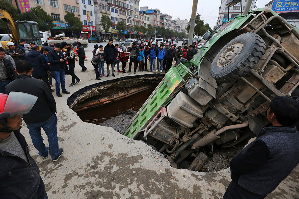 Chiếc xe tải bị mắc kẹt trong một cái hố lớn ở Quế Lâm, Khu tự trị dân tộc Choang Quảng Tây, Trung Quốc vào ngày 7/1/2015. (Nguồn: Reuters)