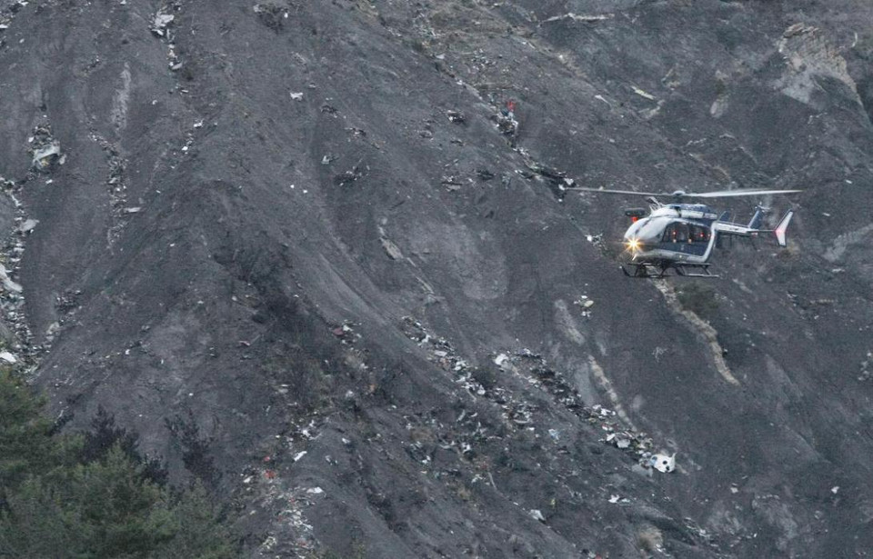 Trực thăng cứu hộ bay trên khu vực máy bay rơi. (Nguồn: AP)