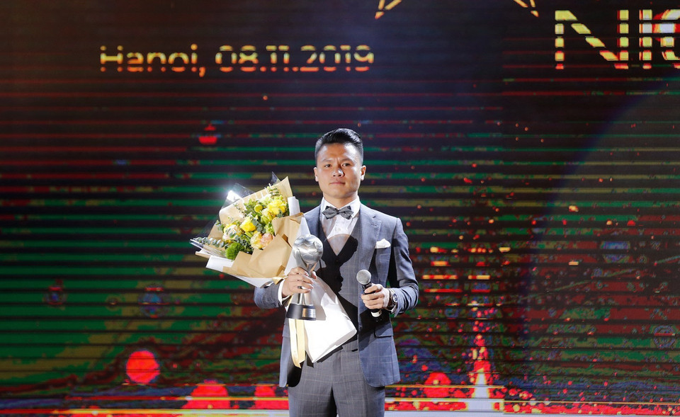 Tiền vệ Nguyễn Quang Hải của đội tuyển Việt Nam giành giải thưởng Cầu thủ nam của năm. (Ảnh: Trọng Đạt/TTXVN)