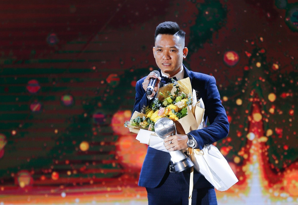 Tuyển thủ futsal Việt Nam Trần Văn Vũ nhận giải Cầu thủ Futsal của năm. (Ảnh: Trọng Đạt/TTXVN)