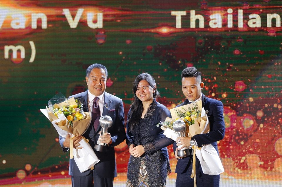 Giải Cầu thủ Futsal của năm thuộc về Trần Văn Vũ (Việt Nam) và giải Đội tuyển Futsal của năm thuộc về đội Thailand. (Ảnh: Trọng Đạt/TTXVN)