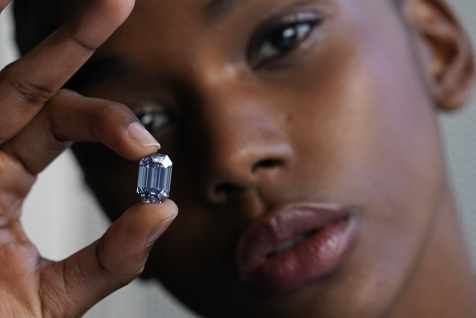 Nhà đấu giá Sotheby's thông báo viên kim cương xanh quý giá hơn 15 carat sẽ được bán đấu giá tại Hong Kong (Trung Quốc) vào tháng 4. Viên kim cương này được khai thác vào năm 2021 tại mỏ Cullinan của Nam Phi - một trong số ít mỏ có kim cương xanh cực kỳ quý hiếm trên thế giới. Ước tính viên kim cương này có giá hơn 48 triệu USD. (Ảnh: AFP/TTXVN)