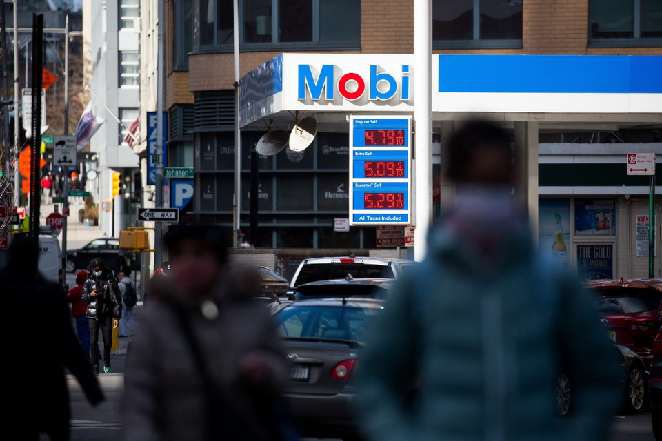 Giá xăng dầu được niêm yết tại trạm xăng ở New York, Mỹ, ngày 10/2. (Ảnh: THX/TTXVN)