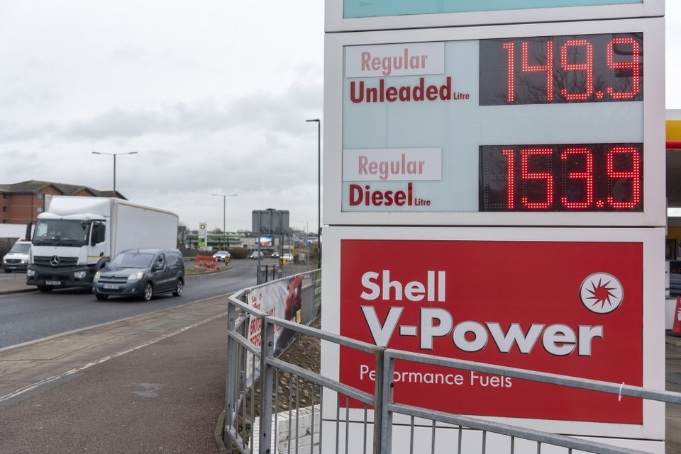  Trong khi đó, giá dầu thô ngọt nhẹ Mỹ (WTI) tăng 2,36 USD, lên 95,46 USD/thùng, thậm chí có lúc tăng lên đến 95,82 USD/thùng, cũng là mức cao nhất kể từ tháng 9/2014. Trong ảnh: Giá xăng dầu được niêm yết tại trạm xăng ở London, Anh, ngày 15/2. (Ảnh: THX/TTXVN)