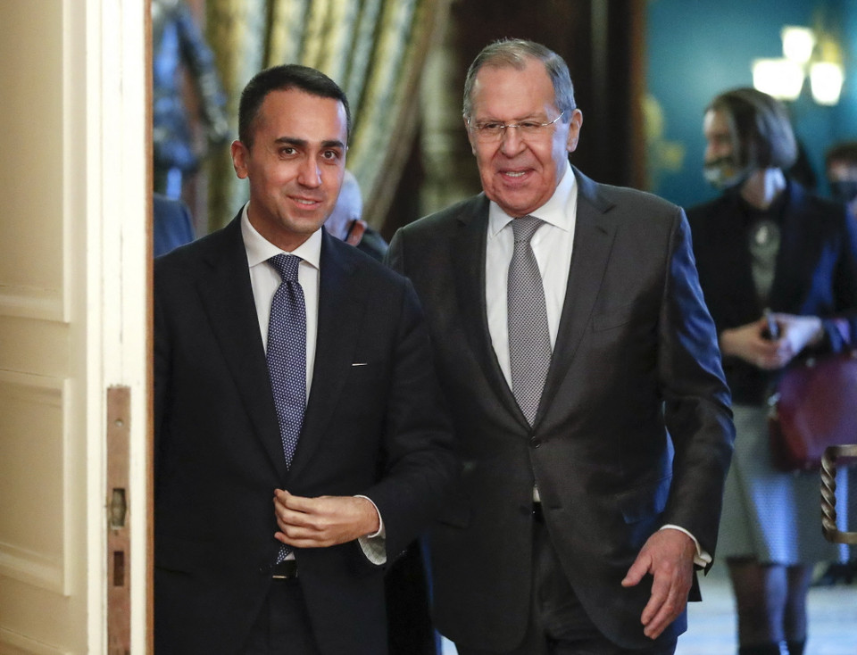  Ngoại trưởng Nga Sergei Lavrov (phải) và Ngoại trưởng Italy Luigi Di Maio tại cuộc gặp ở Moskva, ngày 17/2. (Ảnh: AFP/TTXVN)