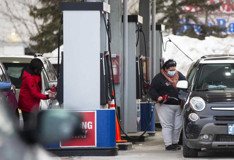 Lần đầu tiên kể từ năm 2014, giá dầu gần chạm mốc 100 USD/thùng. Khép lại phiên giao dịch ngày 14/2, giá dầu Brent tăng gần 3 USD, lên 96,48 USD/thùng, sau khi có thời điểm chạm mức cao nhất kể từ tháng 9/2014 là 96,78 USD/thùng. Trong ảnh: Người dân bơm xăng cho các phương tiện tại trạm xăng ở Toronto, Canada, ngày 13/2. (Ảnh: THX/TTXVN)