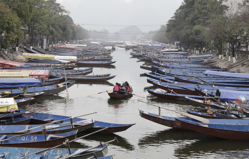 Thuyền đưa đón du khách sẵn sàng phục vụ. (Ảnh: Trần Việt/TTXVN)
