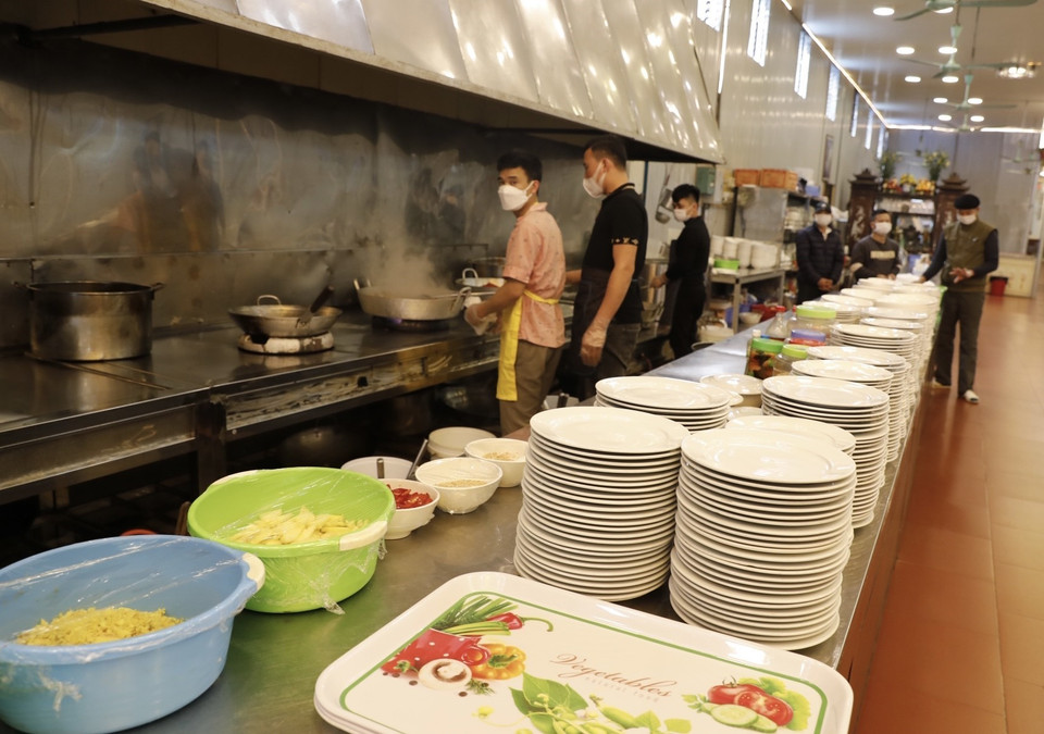 Các cửa hàng ăn uống sẵn sàng phục vụ du khách. (Ảnh: Trần Việt/TTXVN)