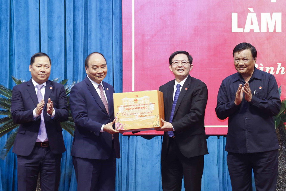 Chủ tịch nước Nguyễn Xuân Phúc tặng quà Tết cho lãnh đạo tỉnh Bình Định. (Ảnh: Thống Nhất/TTXVN)