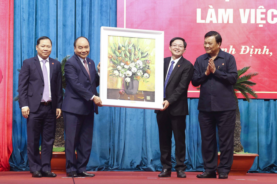 Chủ tịch nước Nguyễn Xuân Phúc tặng bức tranh lưu niệm cho tỉnh Bình Định. (Ảnh: Thống Nhất/TTXVN)